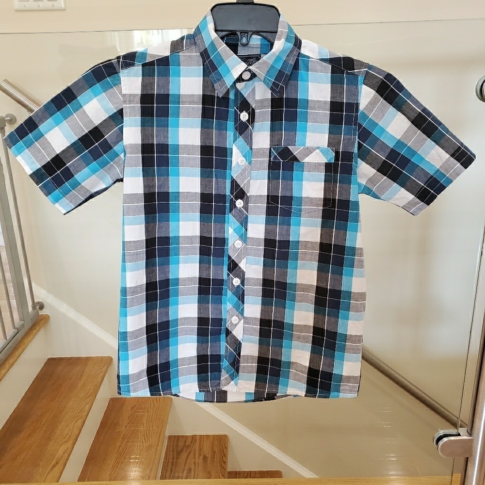 Retrofit boy's button down shirt. Size M